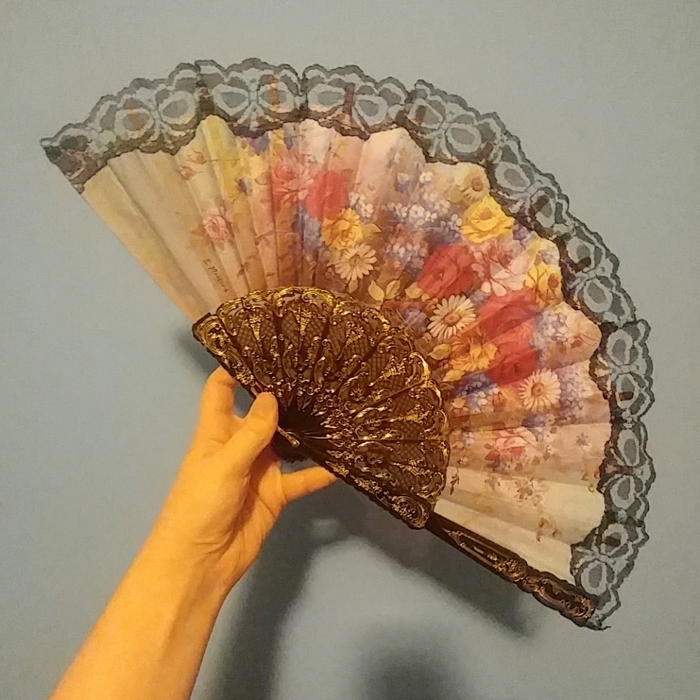 VINTAGE Floral Lace Fan
